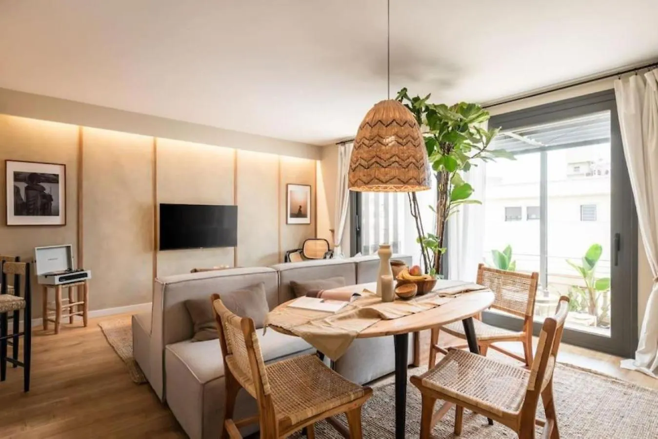 Apartment Lulua - 2 Bedrooms In Eixample Dreta Barcelona Spain